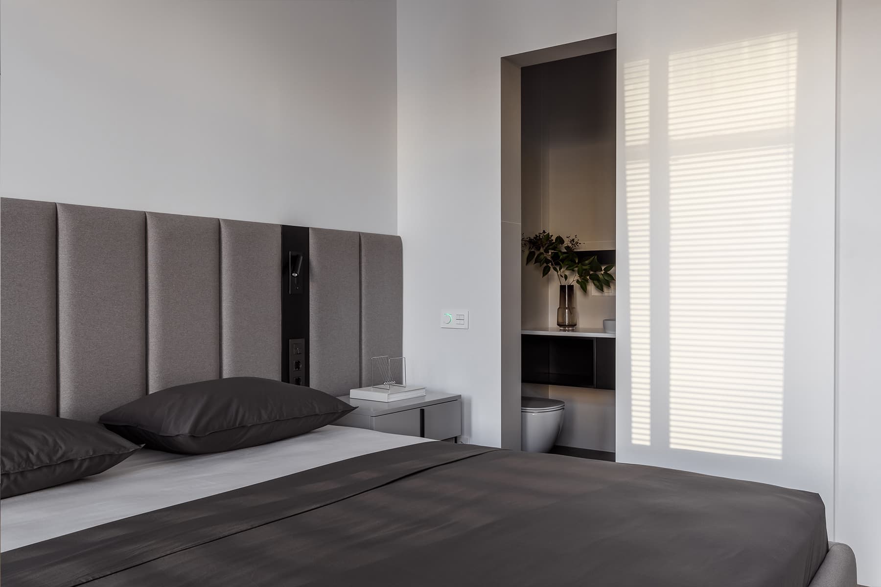 Кухня с металлизированными фасадами в просторной сочинской квартире — проект дизайн-студии VSREDE