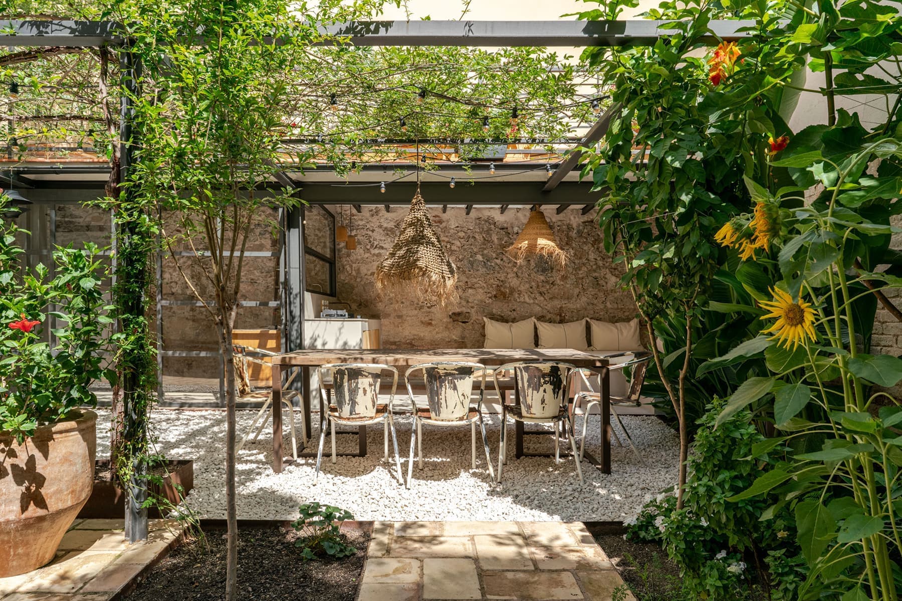 Баланс традиций и инноваций в оформлении испанской виллы с собственным садом — проект бюро Coblonal Interiorisme