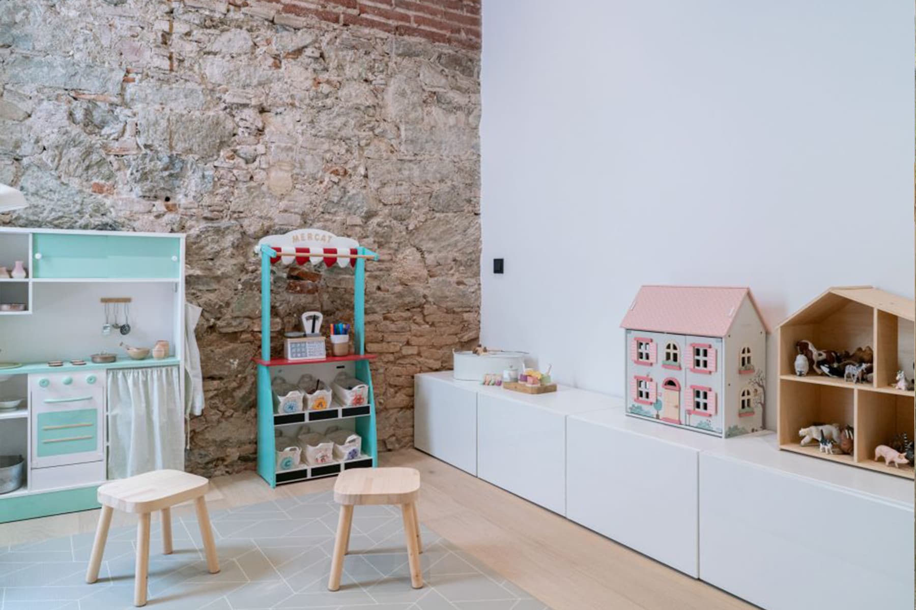 Баланс традиций и инноваций в оформлении испанской виллы с собственным садом — проект бюро Coblonal Interiorisme