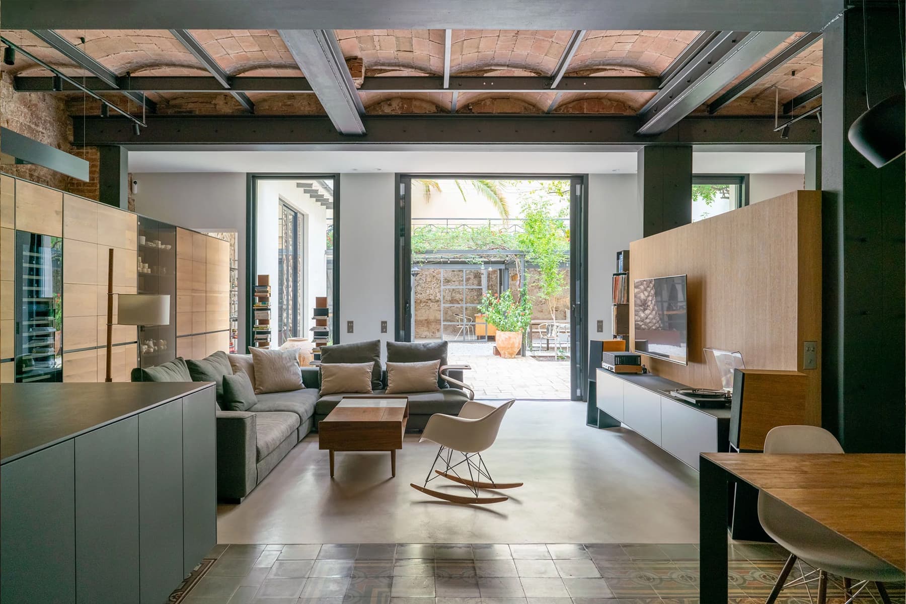 Баланс традиций и инноваций в оформлении испанской виллы с собственным садом — проект бюро Coblonal Interiorisme