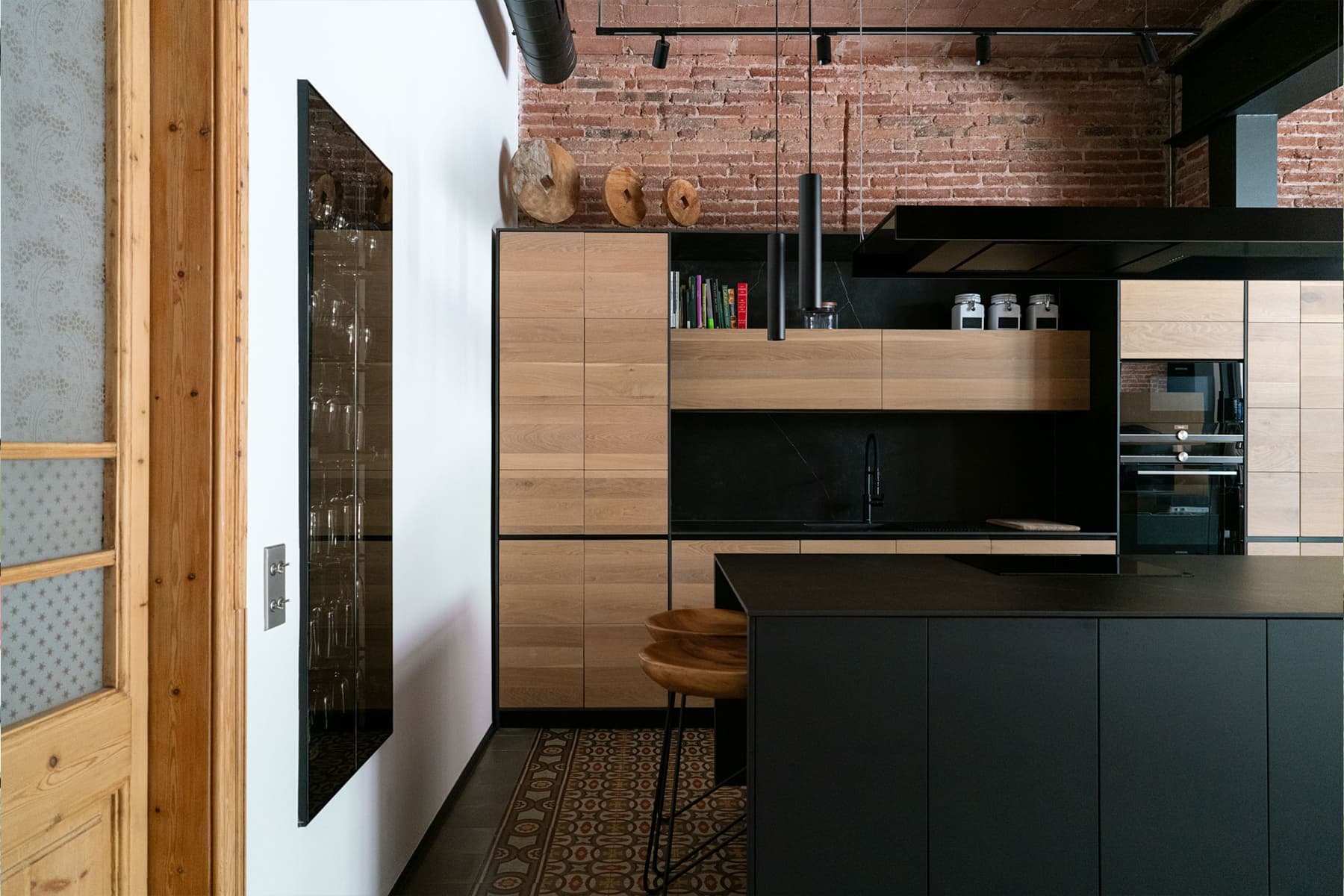 Баланс традиций и инноваций в оформлении испанской виллы с собственным садом — проект бюро Coblonal Interiorisme