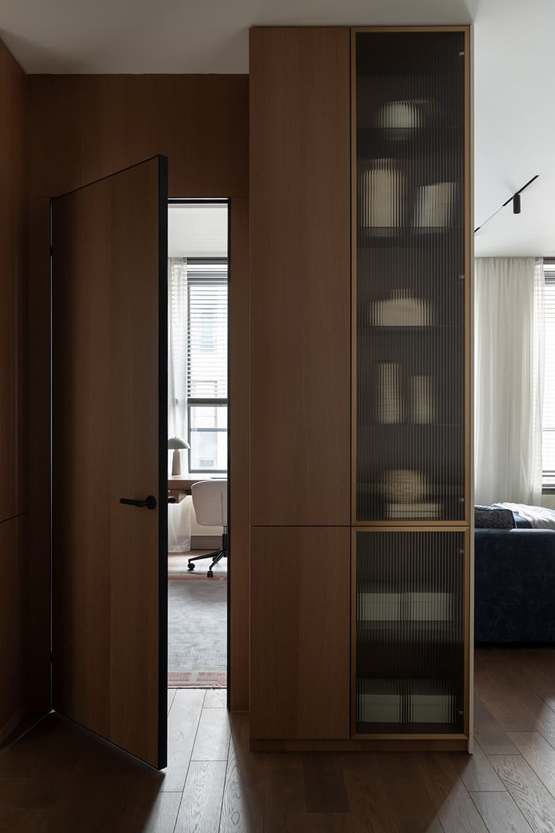 Спокойный интерьер с красочными акцентами в мебели и отделке — проект Анны Пелипчук