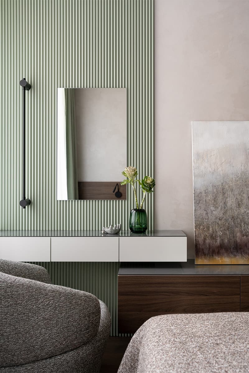 Спокойный интерьер с красочными акцентами в мебели и отделке — проект Анны Пелипчук