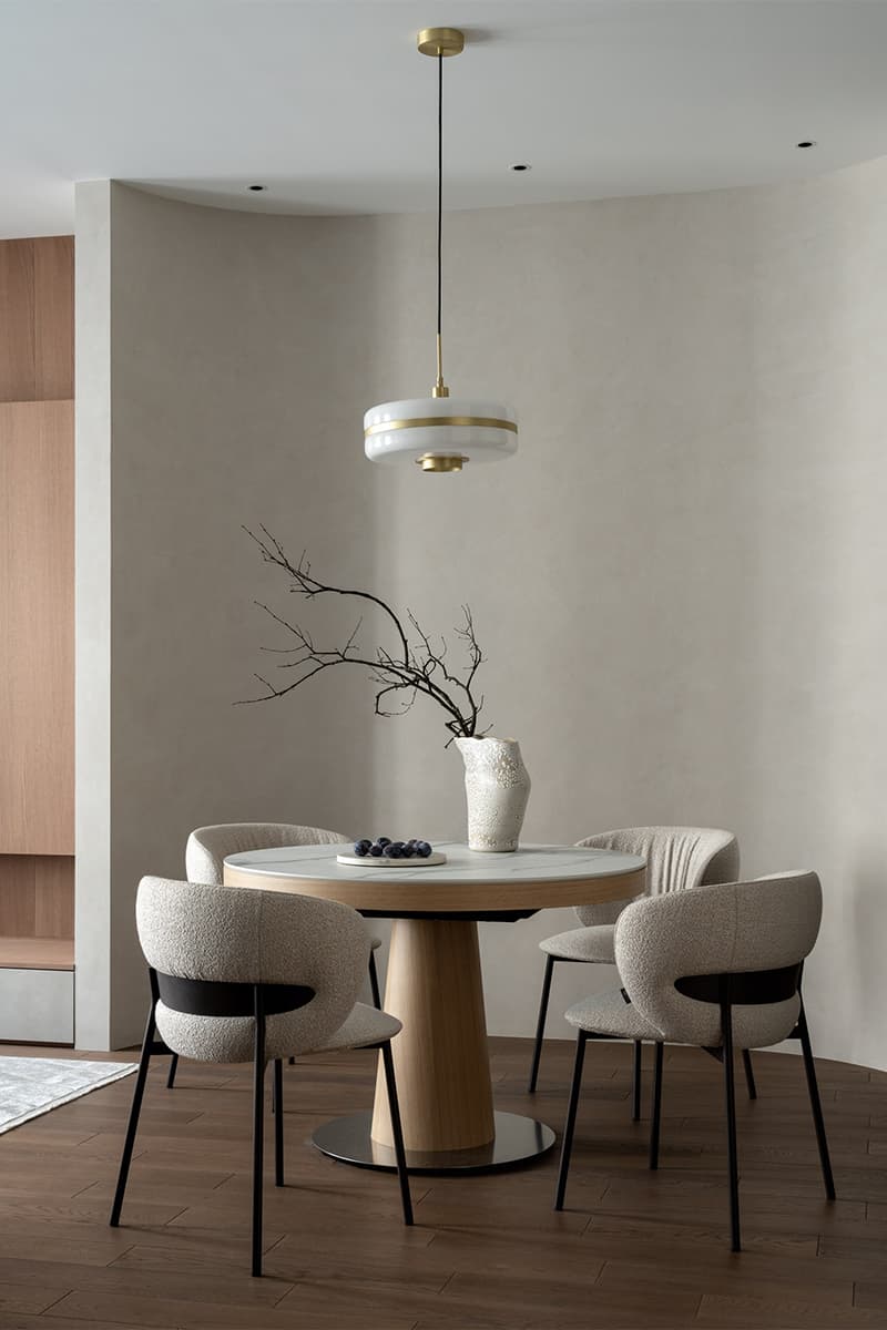 Спокойный интерьер с красочными акцентами в мебели и отделке — проект Анны Пелипчук