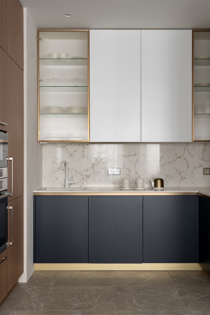 Спокойный интерьер с красочными акцентами в мебели и отделке — проект Анны Пелипчук