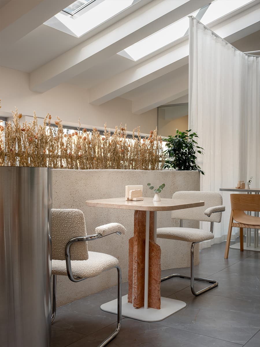 Имитация яичной скорлупы, колбы с ликером и коробочки со специями в интерьере кондитерской — проект Raimer Bureau