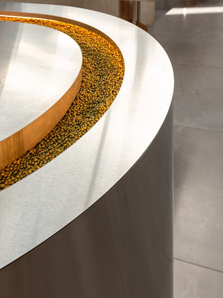 Имитация яичной скорлупы, колбы с ликером и коробочки со специями в интерьере кондитерской — проект Raimer Bureau