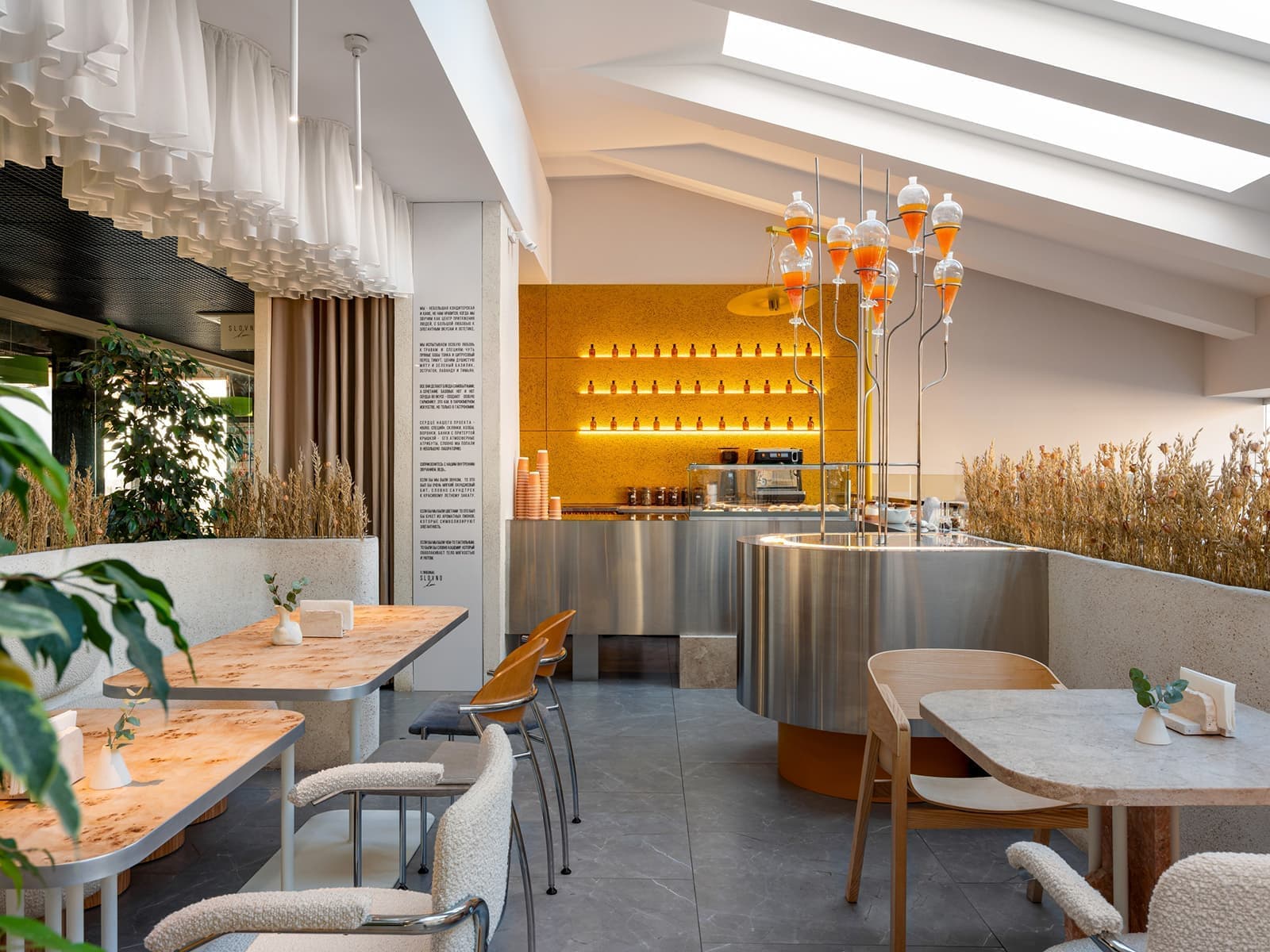 Имитация яичной скорлупы, колбы с ликером и коробочки со специями в интерьере кондитерской — проект Raimer Bureau