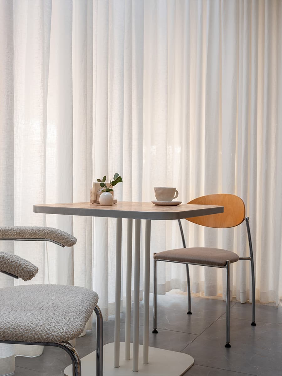 Имитация яичной скорлупы, колбы с ликером и коробочки со специями в интерьере кондитерской — проект Raimer Bureau