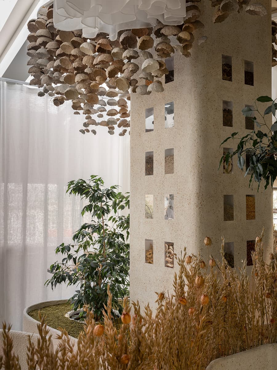 Имитация яичной скорлупы, колбы с ликером и коробочки со специями в интерьере кондитерской — проект Raimer Bureau