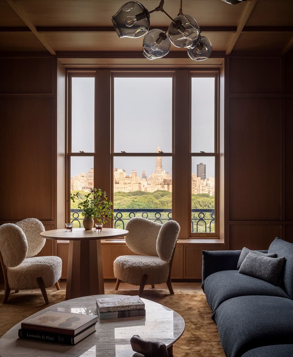 Силуэты хризантемы и семейные реликвии в роскошном интерьере квартиры на Манхэттене — проект бюро TBD Architecture и Jessica Helgerson Interior Design