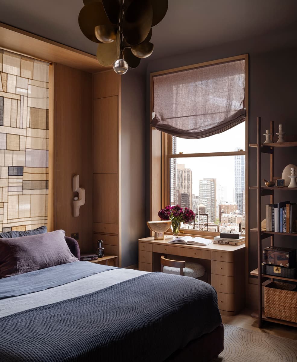 Силуэты хризантемы и семейные реликвии в роскошном интерьере квартиры на Манхэттене — проект бюро TBD Architecture и Jessica Helgerson Interior Design