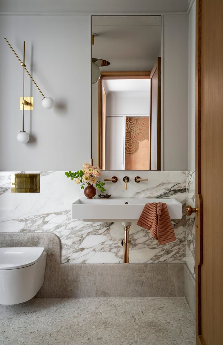 Силуэты хризантемы и семейные реликвии в роскошном интерьере квартиры на Манхэттене — проект бюро TBD Architecture и Jessica Helgerson Interior Design