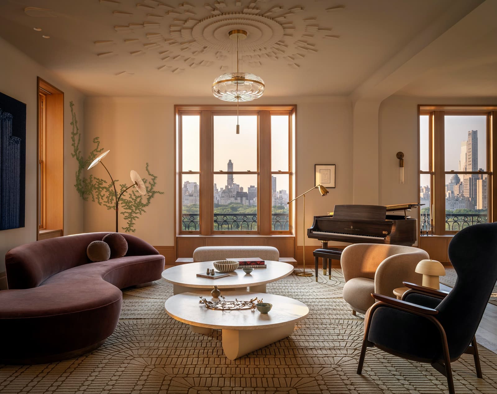 Силуэты хризантемы и семейные реликвии в роскошном интерьере квартиры на Манхэттене — проект бюро TBD Architecture и Jessica Helgerson Interior Design