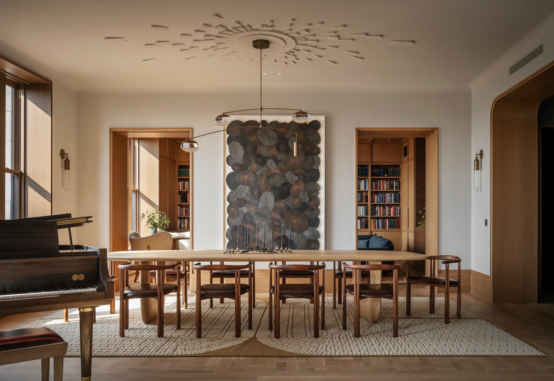 Силуэты хризантемы и семейные реликвии в роскошном интерьере квартиры на Манхэттене — проект бюро TBD Architecture и Jessica Helgerson Interior Design