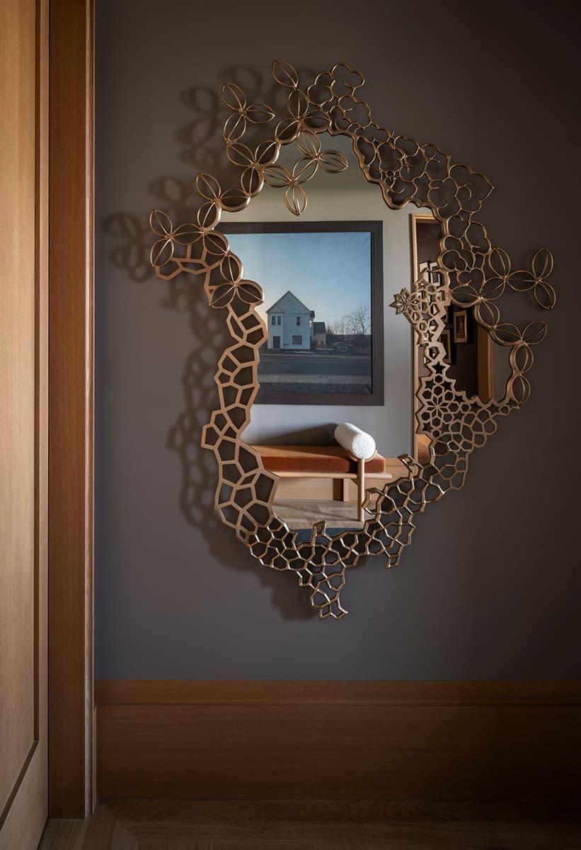 Силуэты хризантемы и семейные реликвии в роскошном интерьере квартиры на Манхэттене — проект бюро TBD Architecture и Jessica Helgerson Interior Design