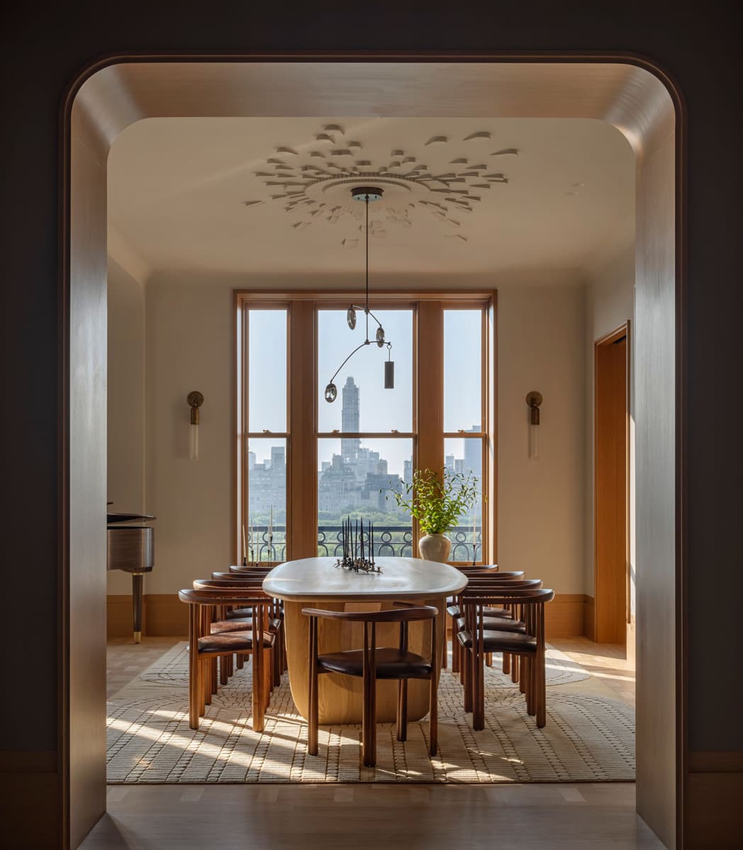 Силуэты хризантемы и семейные реликвии в роскошном интерьере квартиры на Манхэттене — проект бюро TBD Architecture и Jessica Helgerson Interior Design