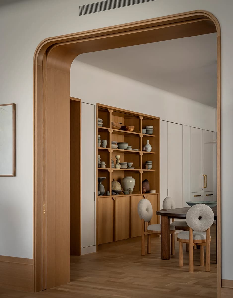 Силуэты хризантемы и семейные реликвии в роскошном интерьере квартиры на Манхэттене — проект бюро TBD Architecture и Jessica Helgerson Interior Design