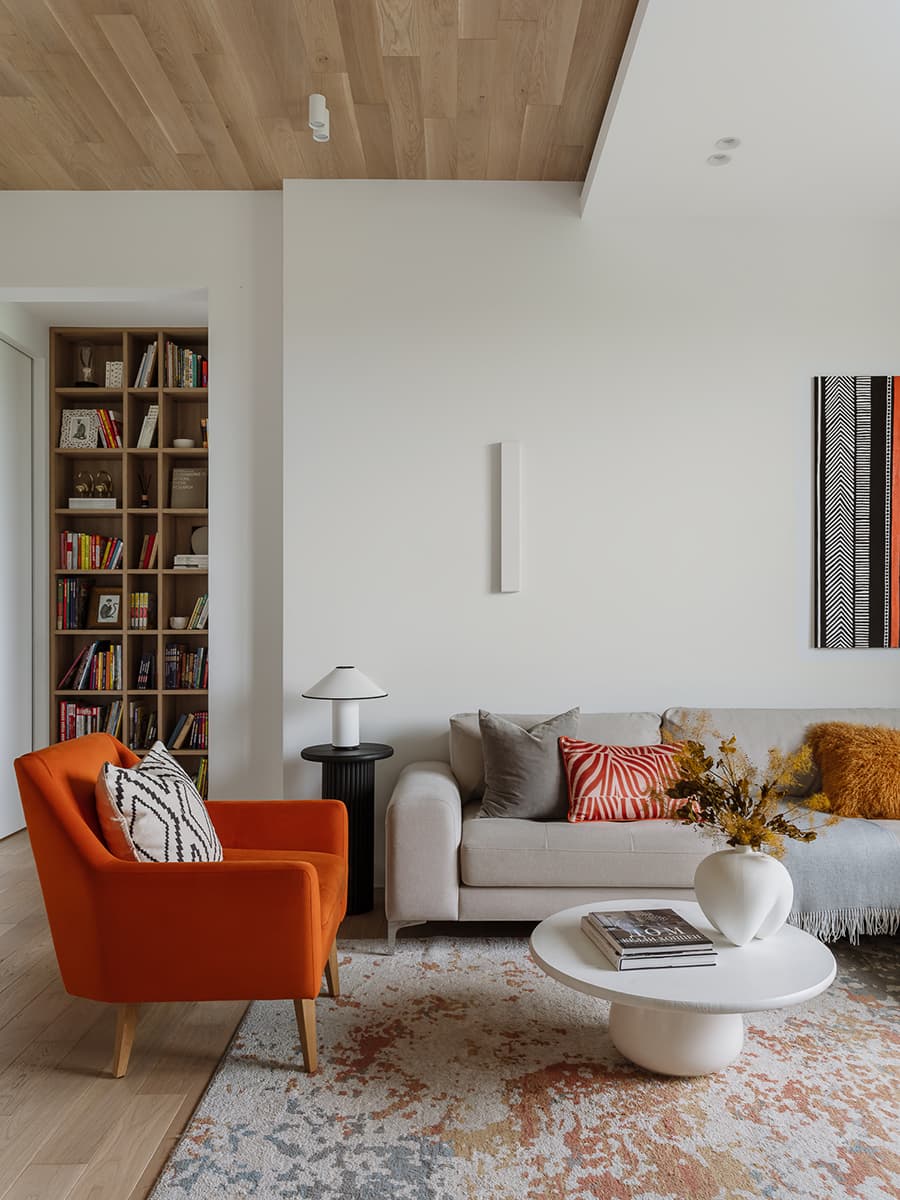 Авторские картины и двухъярусная кровать с портьерами в интерьере семейной квартиры — проект Ксении Коноваловой