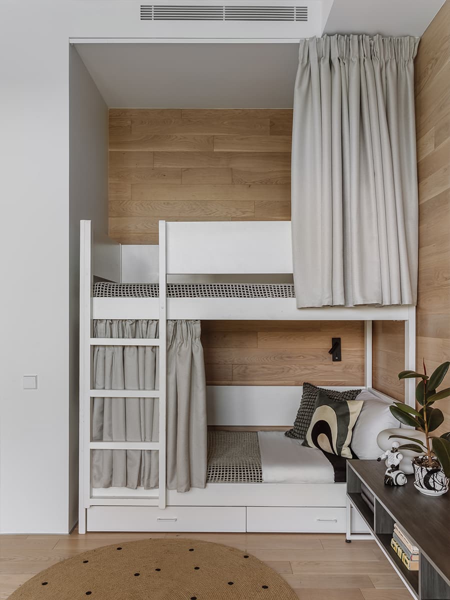 Авторские картины и двухъярусная кровать с портьерами в интерьере семейной квартиры — проект Ксении Коноваловой