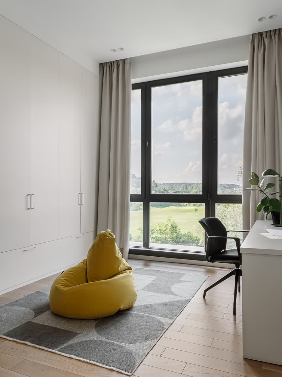 Авторские картины и двухъярусная кровать с портьерами в интерьере семейной квартиры — проект Ксении Коноваловой