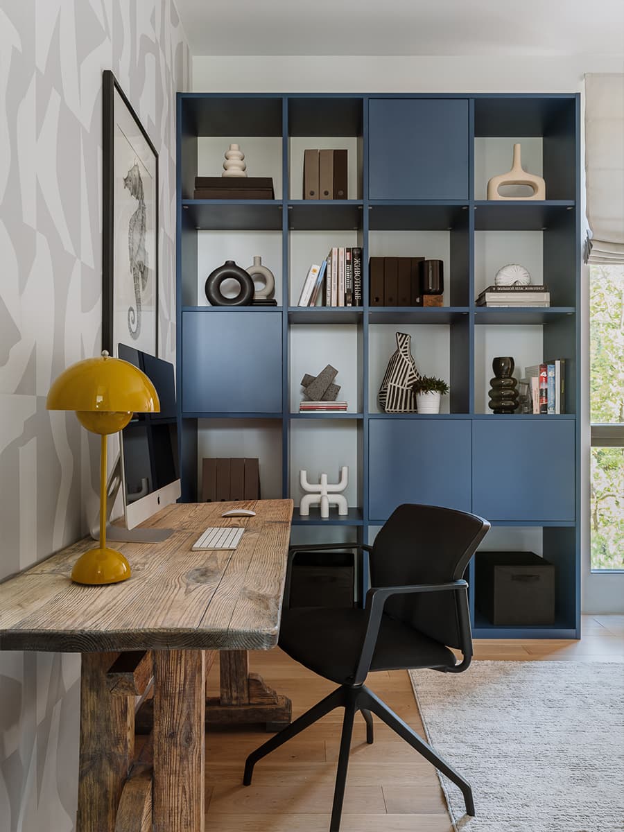 Авторские картины и двухъярусная кровать с портьерами в интерьере семейной квартиры — проект Ксении Коноваловой