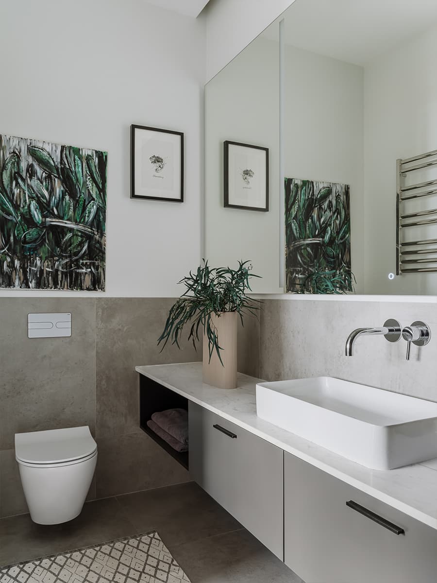 Авторские картины и двухъярусная кровать с портьерами в интерьере семейной квартиры — проект Ксении Коноваловой