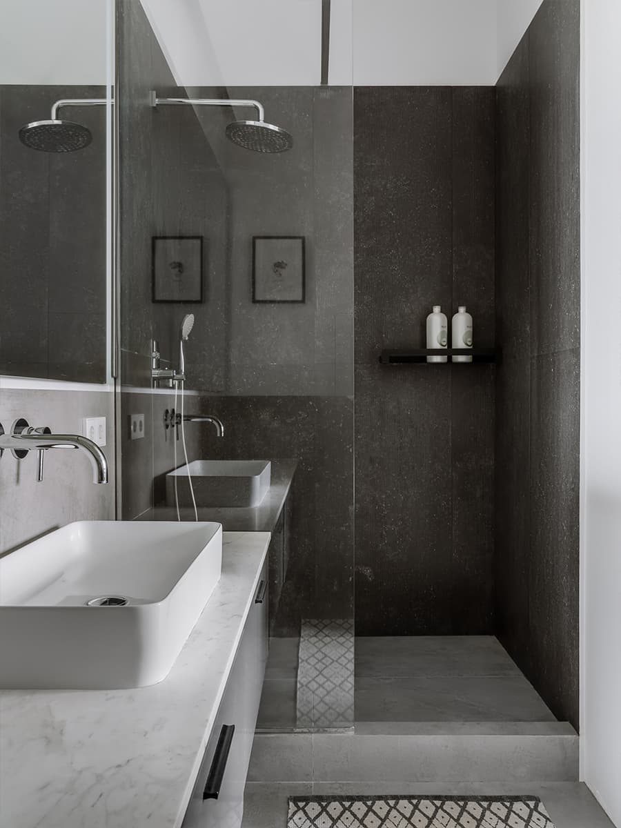 Авторские картины и двухъярусная кровать с портьерами в интерьере семейной квартиры — проект Ксении Коноваловой