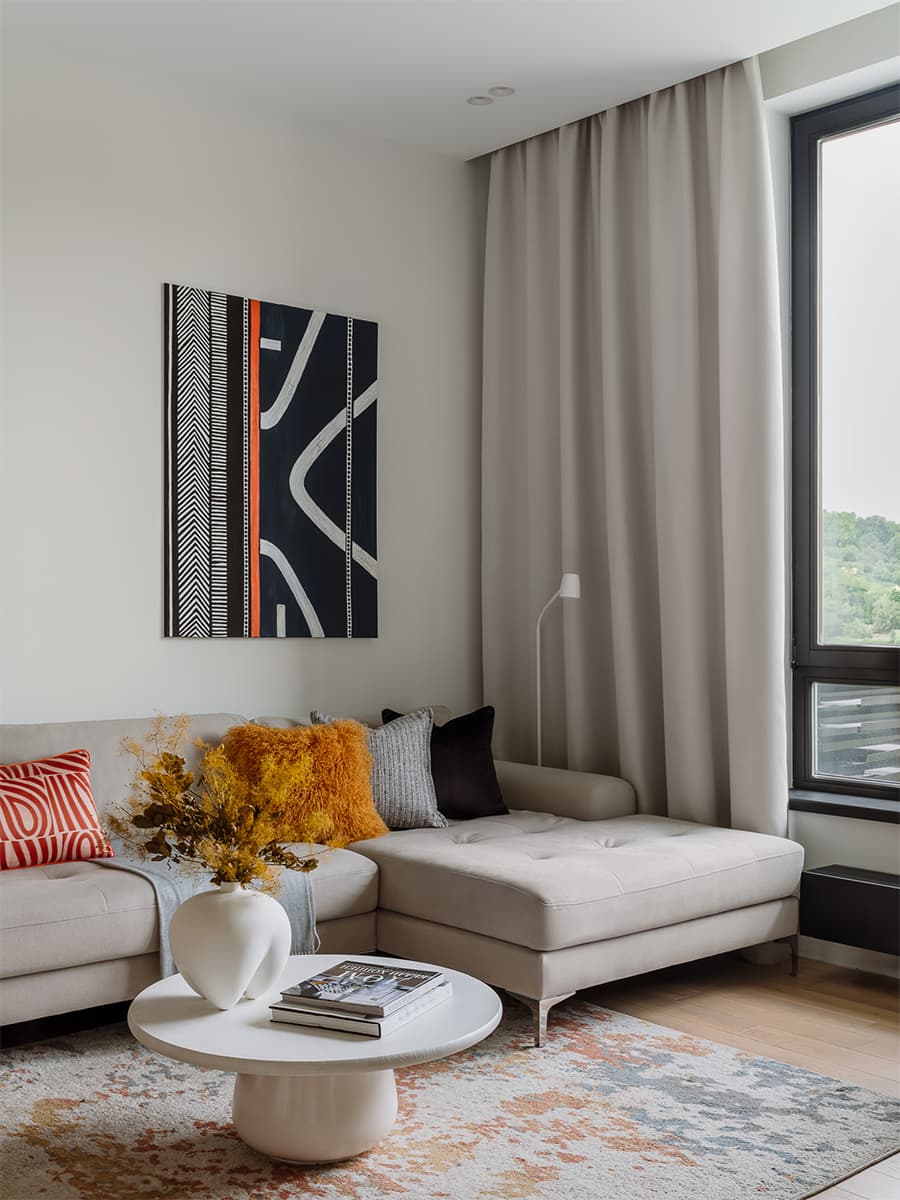 Авторские картины и двухъярусная кровать с портьерами в интерьере семейной квартиры — проект Ксении Коноваловой