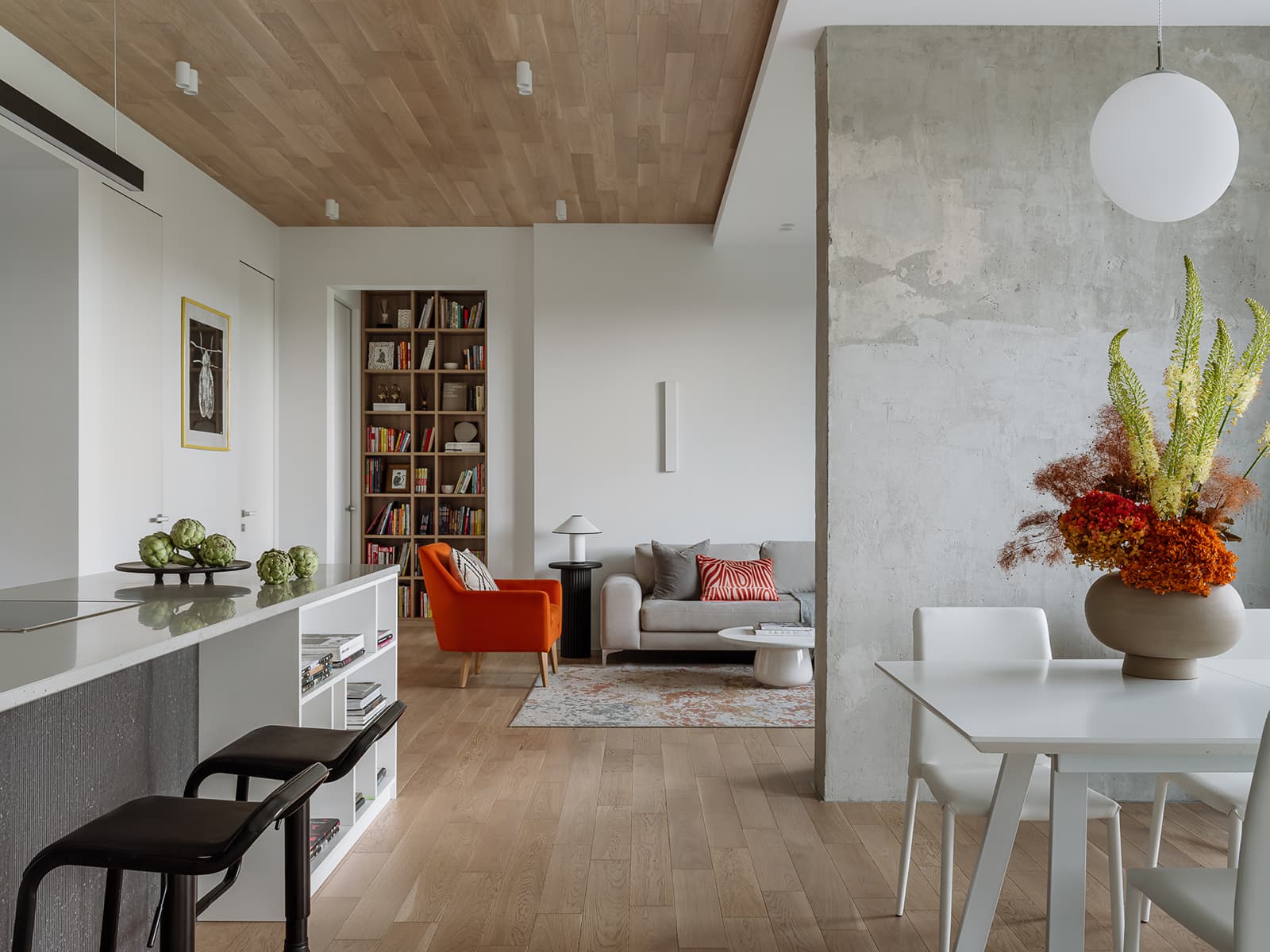 Авторские картины и двухъярусная кровать с портьерами в интерьере семейной квартиры — проект Ксении Коноваловой