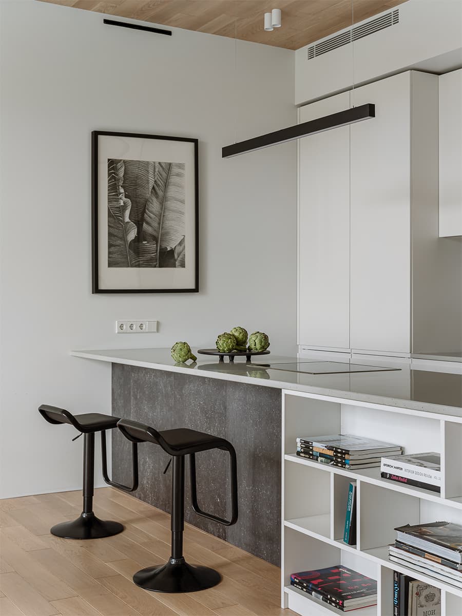 Авторские картины и двухъярусная кровать с портьерами в интерьере семейной квартиры — проект Ксении Коноваловой