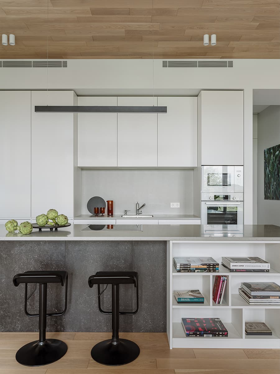 Авторские картины и двухъярусная кровать с портьерами в интерьере семейной квартиры — проект Ксении Коноваловой