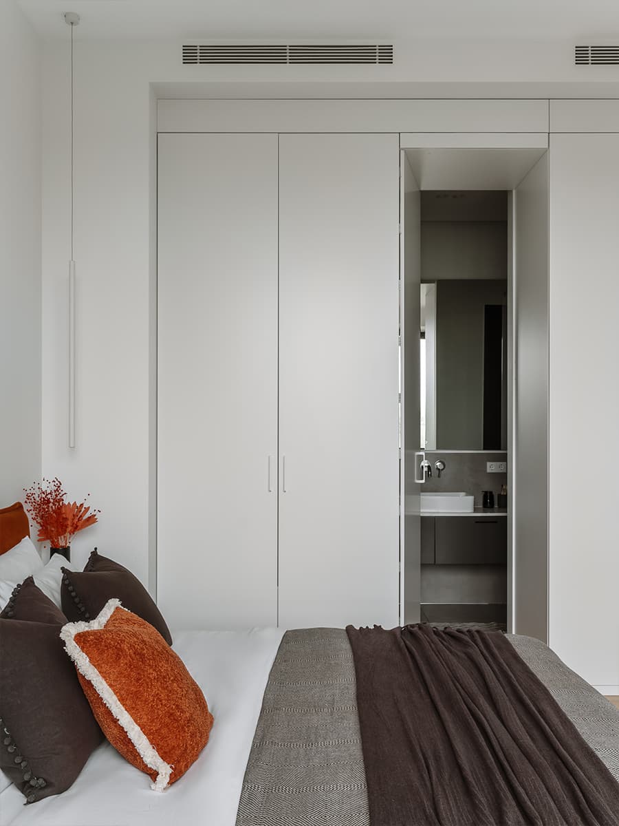 Авторские картины и двухъярусная кровать с портьерами в интерьере семейной квартиры — проект Ксении Коноваловой