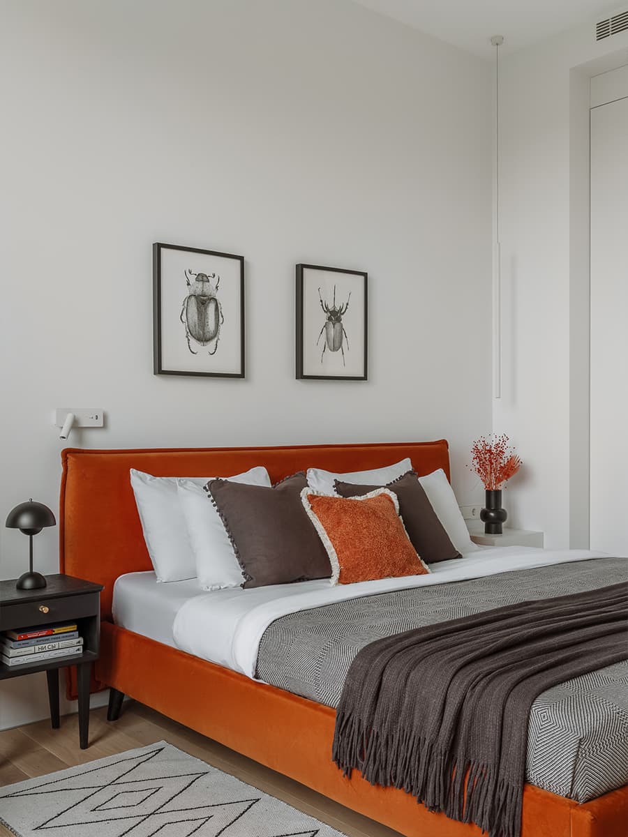 Авторские картины и двухъярусная кровать с портьерами в интерьере семейной квартиры — проект Ксении Коноваловой