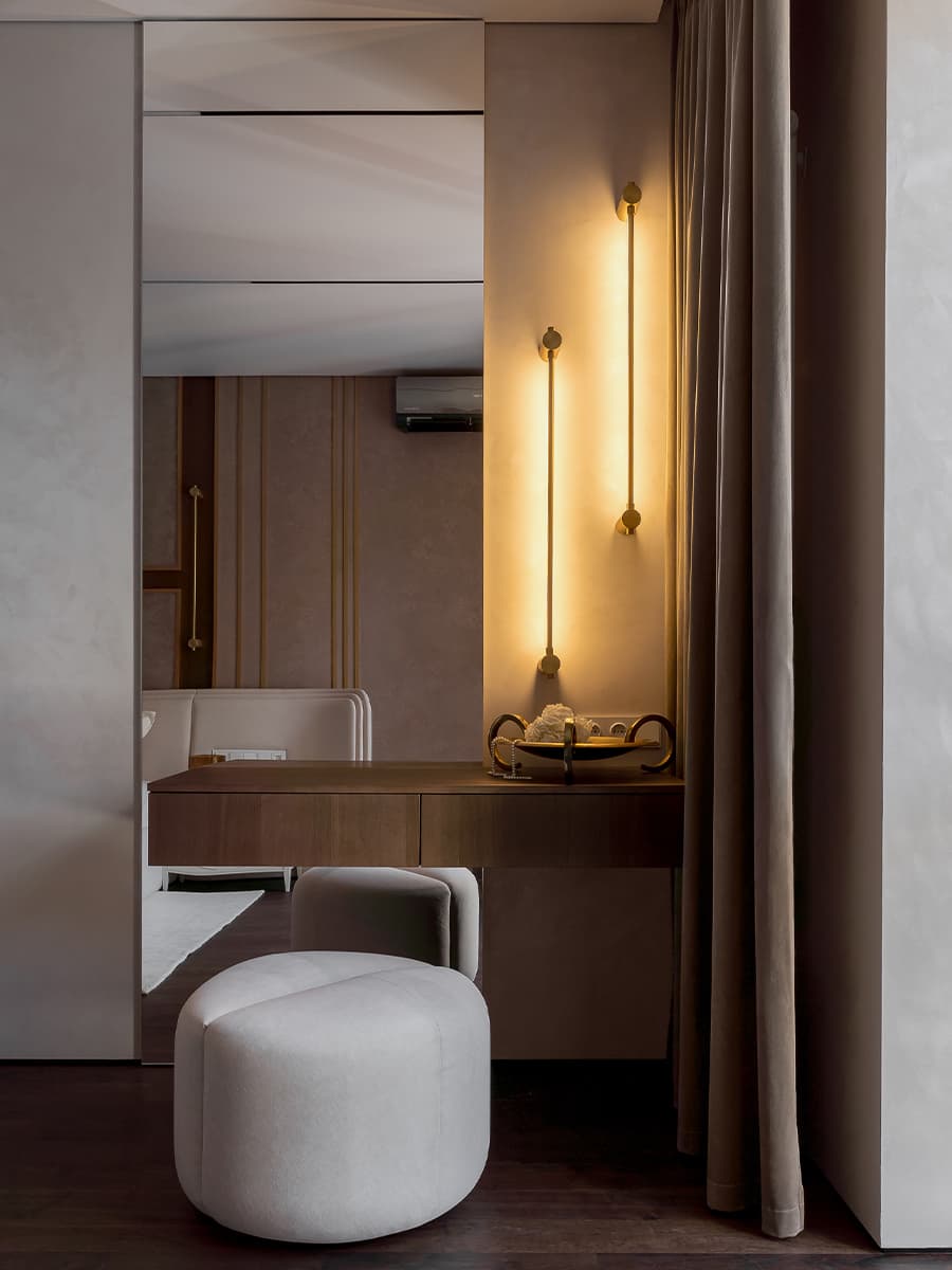 Цветные порталы, керамогранит и уютная лоджия в интерьере семейной квартиры в Воронеже — проект Екатерины Мищенко