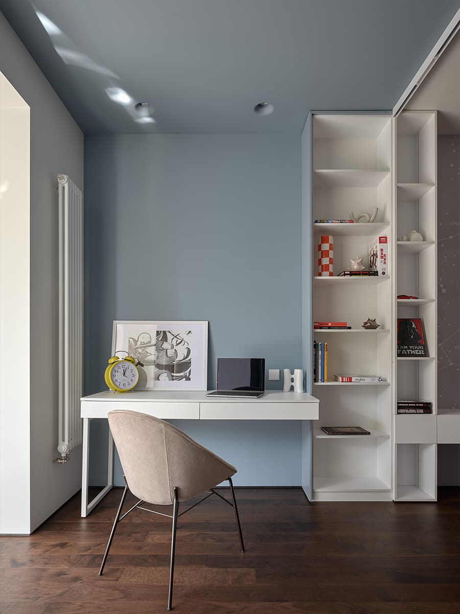 Цветные порталы, керамогранит и уютная лоджия в интерьере семейной квартиры в Воронеже — проект Екатерины Мищенко