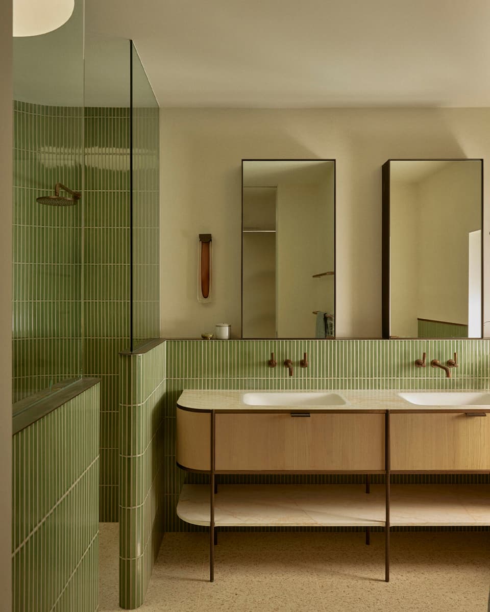 Яркая цветовая палитра и японская мозаика в обновленном интерьере дома в Австралии — проект Studio Doherty