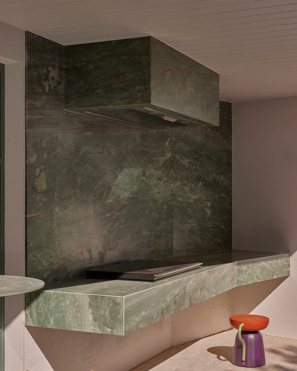 Яркая цветовая палитра и японская мозаика в обновленном интерьере дома в Австралии — проект Studio Doherty