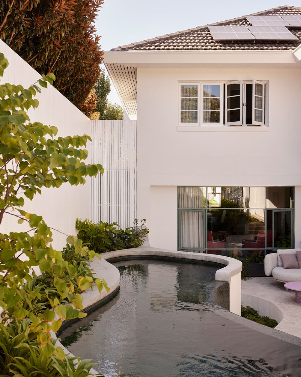 Яркая цветовая палитра и японская мозаика в обновленном интерьере дома в Австралии — проект Studio Doherty