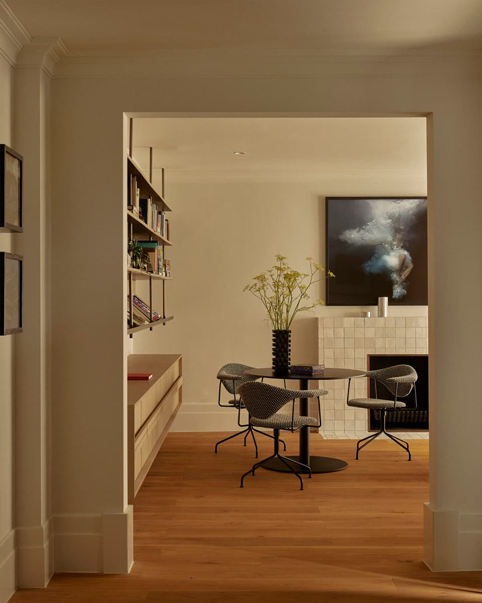 Яркая цветовая палитра и японская мозаика в обновленном интерьере дома в Австралии — проект Studio Doherty