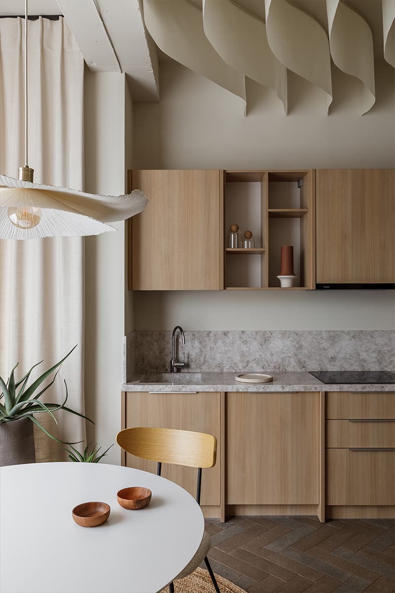 Песочные оттенки и ощущение шума моря в интерьере небольшой квартиры в Сочи — проект Виктории Калмыковой