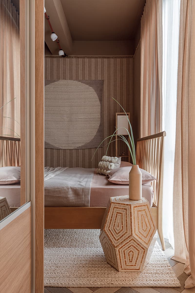 Песочные оттенки и ощущение шума моря в интерьере небольшой квартиры в Сочи — проект Виктории Калмыковой