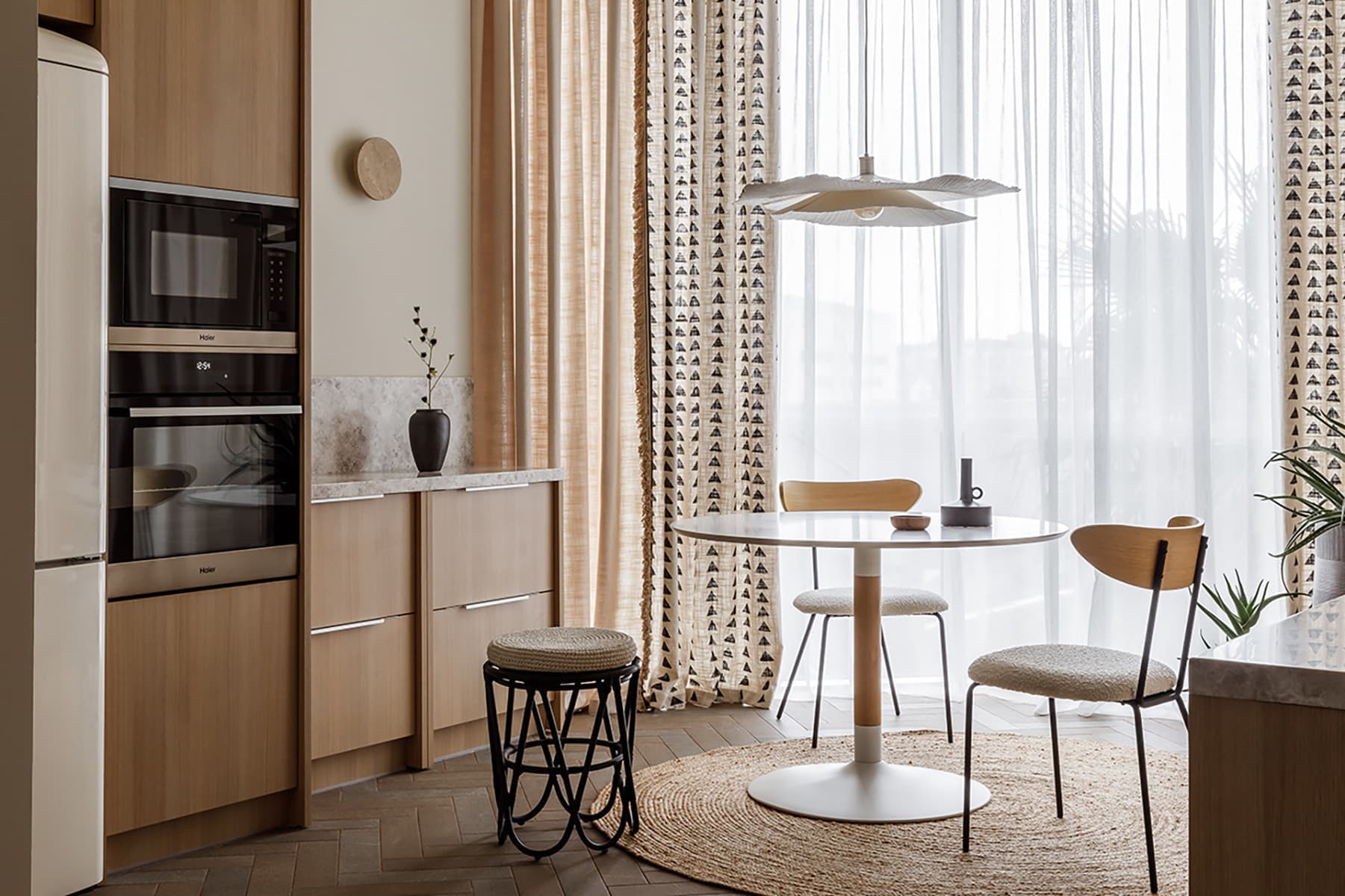 Песочные оттенки и ощущение шума моря в интерьере небольшой квартиры в Сочи — проект Виктории Калмыковой