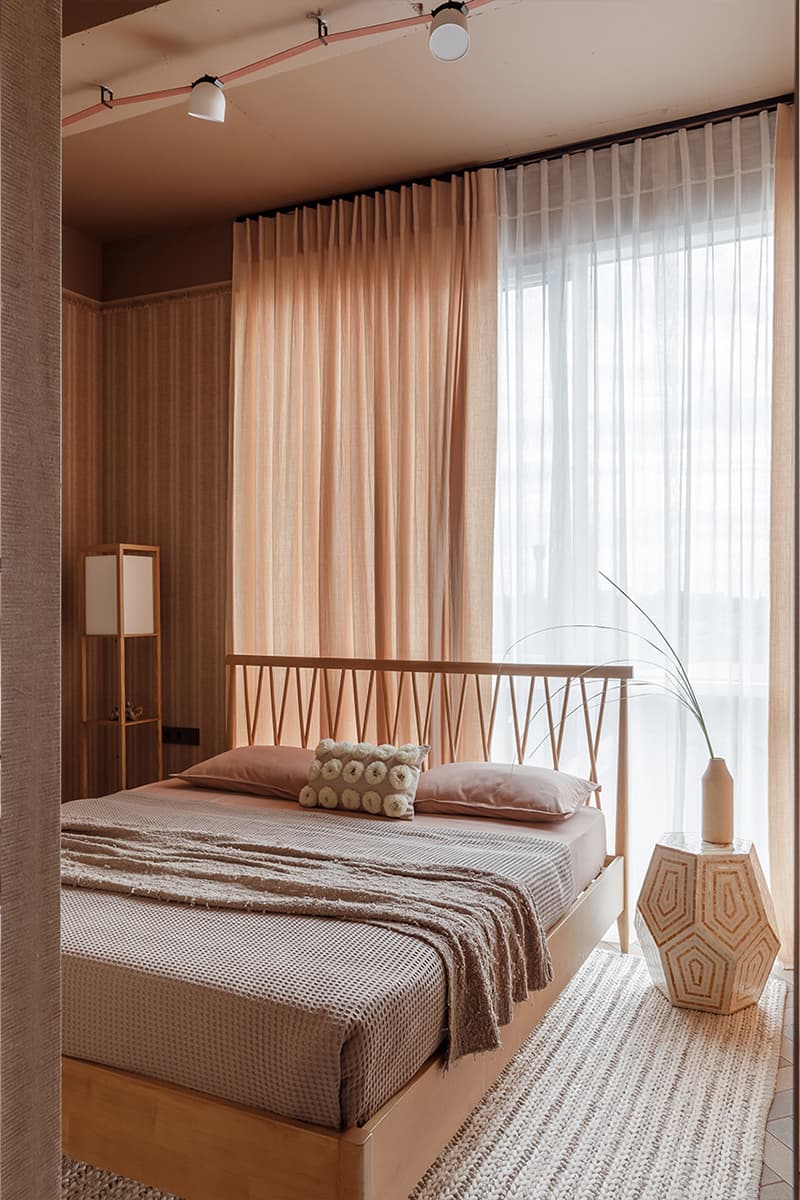 Песочные оттенки и ощущение шума моря в интерьере небольшой квартиры в Сочи — проект Виктории Калмыковой