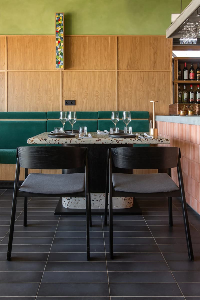 Отсылки к советской эстетике в ярком интерьере кафе — проект студии архитектуры и дизайна OBJCT