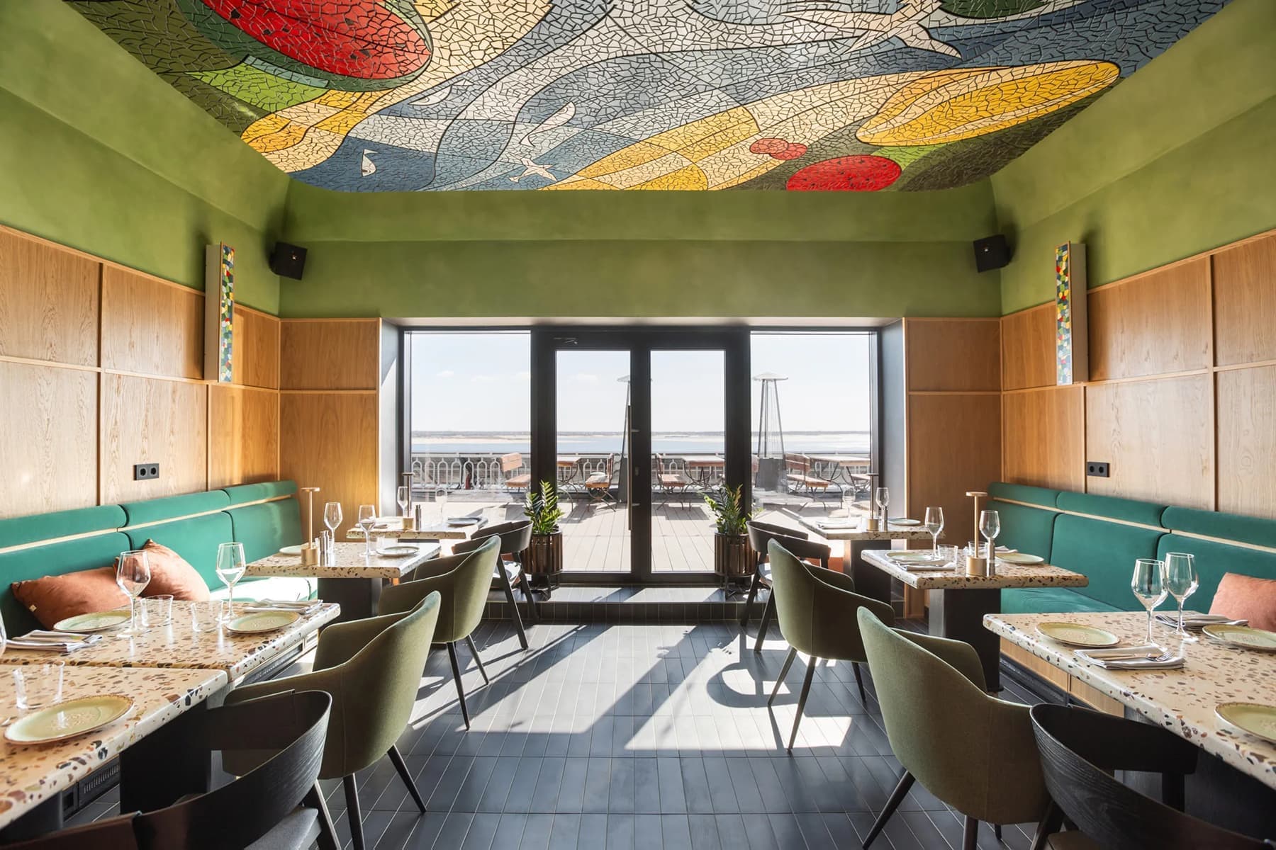 Отсылки к советской эстетике в ярком интерьере кафе — проект студии архитектуры и дизайна OBJCT