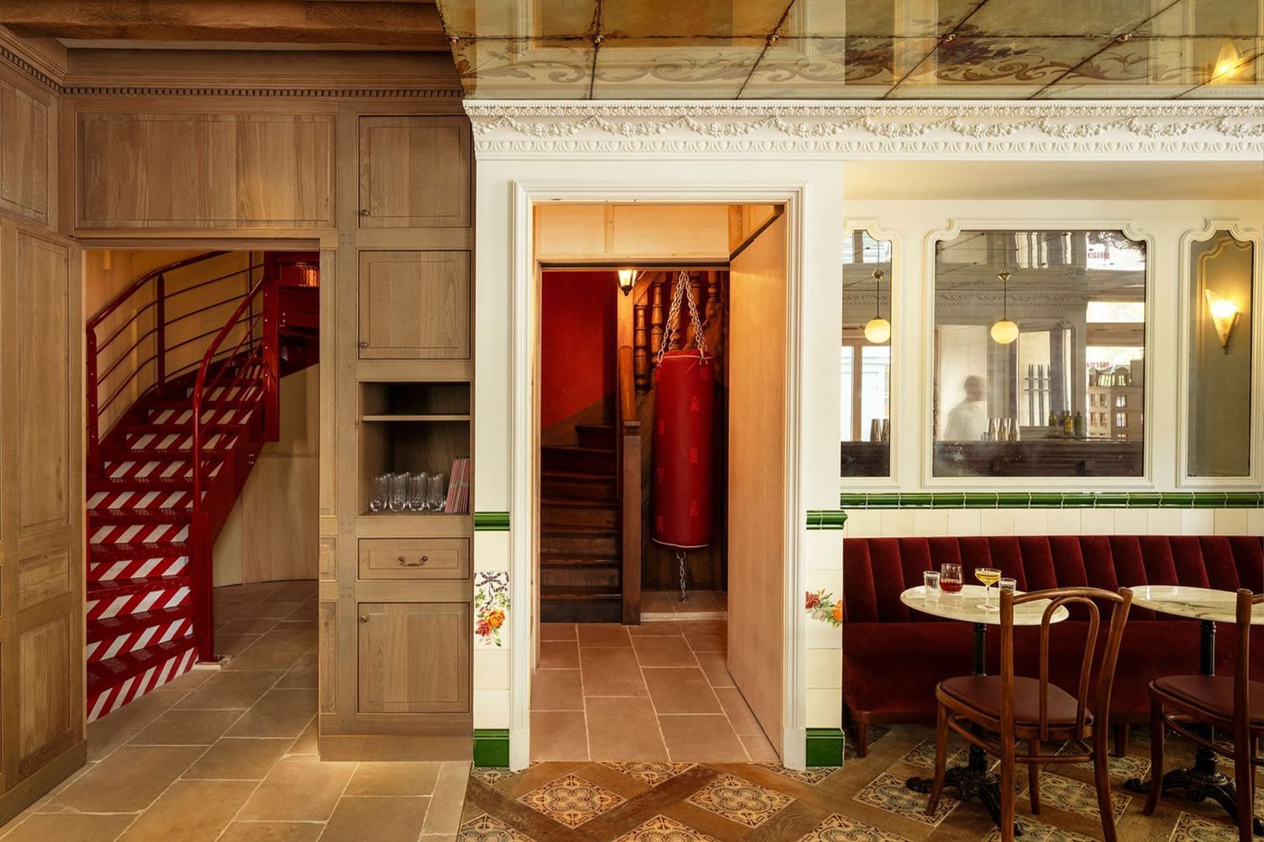 Все оттенки парижского шика в интерьере четырехэтажного коктейльного бара — проект Рами Фишлера