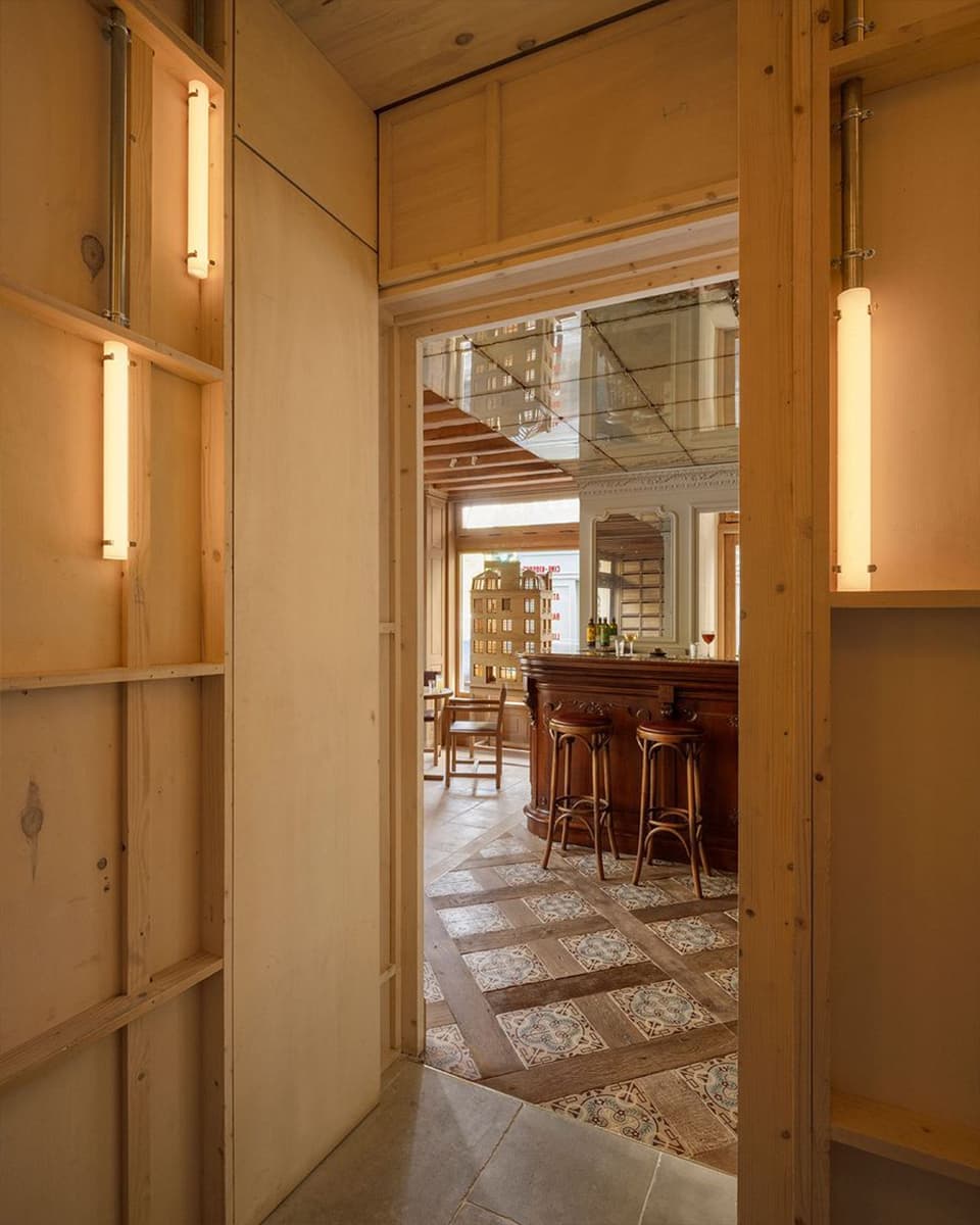 Все оттенки парижского шика в интерьере четырехэтажного коктейльного бара — проект Рами Фишлера