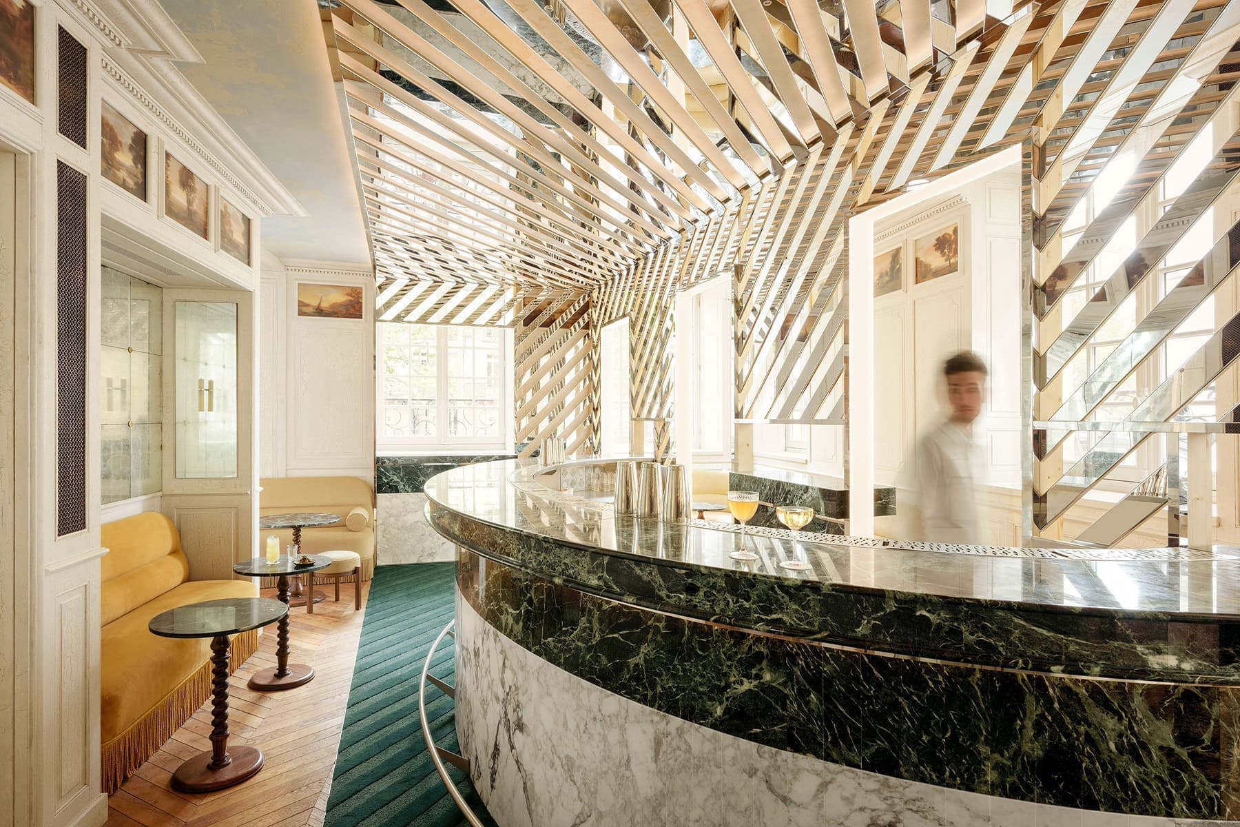 Все оттенки парижского шика в интерьере четырехэтажного коктейльного бара — проект Рами Фишлера
