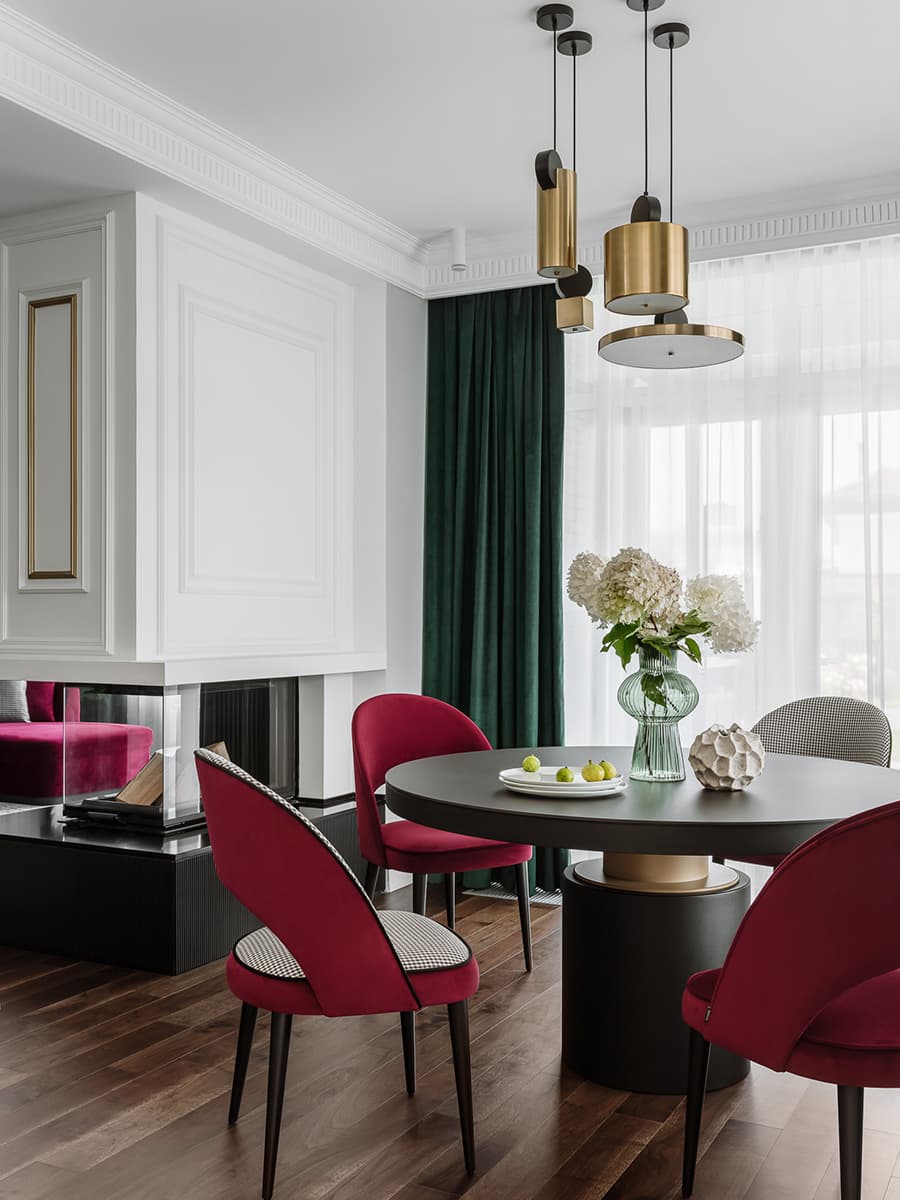 Авторские светильники, классические элементы и мозаика в интерьере дома с террасой — проект Натальи Балашовой